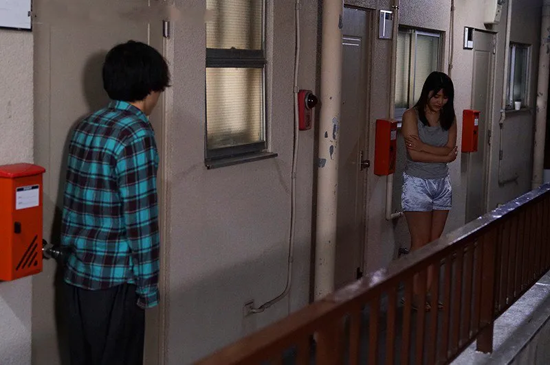 Bí mật vụng trộm với cô hàng xóm cãi nhau bị chồng đuổi ra cửa