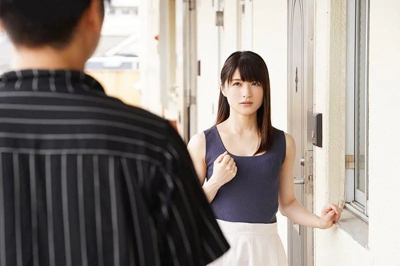 Cãi nhau với chồng, vợ yêu ăn nằm với cậu thanh niên hàng xóm