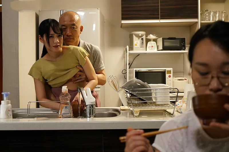 ông chồng xoạc con gái riêng của vợ yêu khi biết bà xã không thể sinh con cho mình