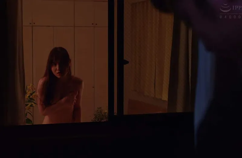 Cô nàng cạnh nhà chồng anh xã cạnh bên nhà thường xuyên thay đồ ở ngay cửa sổ