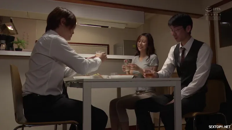 đến nhà tiền bối ở nhờ, cưỡng bức luôn vợ yêu sếp