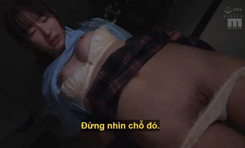 Ông chủ lập mưu quan hệ tình dục với cô nhân viên kiêu căng lười nhác, suốt ngày chỉ chăm chăm chat chit cùng người yêu.
