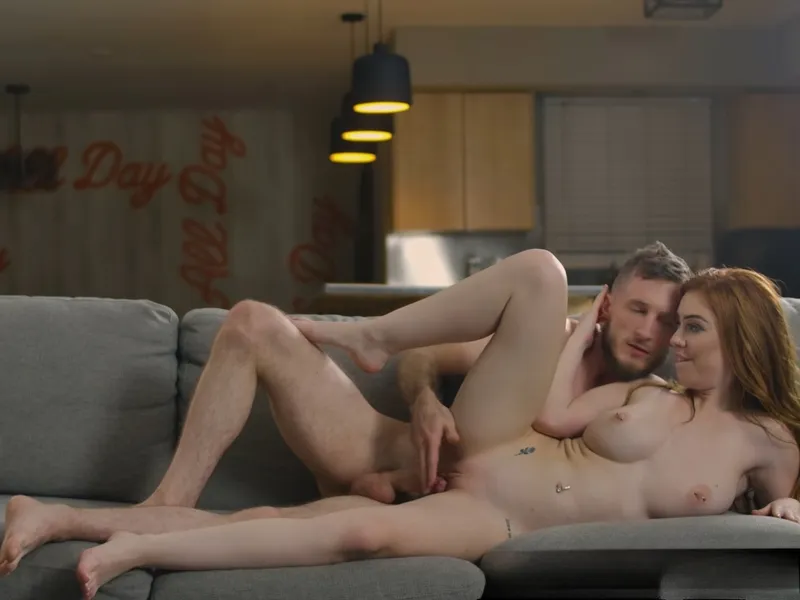 đang tăng ca mà bạn gái cứ dùng bướm lôi kéo tôi doggy cùng em